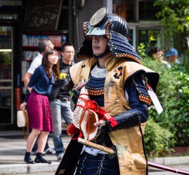 Gifu, Japonya - 4 Ekim 2015: 59. geleneksel Nobunaga Festivali 'nde samuray savaşçısı gibi giyinmiş adam