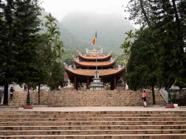 Huong Son, Vietnam - 8 Mart 2016: Parfüm Pagoda Tapınağı kompleksini oluşturan Budist tapınaklarından biri olan Thien Tru Pagoda 'nın üzerine düşen sis