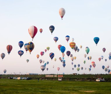 Saga, Japonya - 4 Kasım 2016: Saga Uluslararası Balon Festivali 'nde sabahın erken saatlerinde gökyüzünde düzinelerce sıcak hava balonu