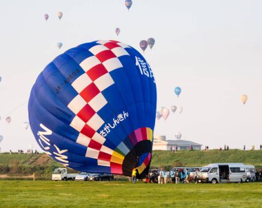 Saga, Japonya - 4 Kasım 2016: Saga Uluslararası Balon Festivali sırasında sıcak hava balonları şişip kalkıyor