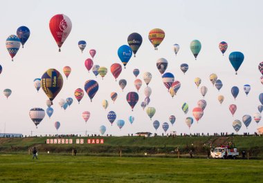 Saga, Japonya - 4 Kasım 2016: Saga Uluslararası Balon Festivali 'nde sabahın erken saatlerinde gökyüzünde düzinelerce sıcak hava balonu