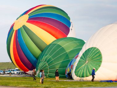 Saga, Japonya - 4 Kasım 2016: Sıcak hava balonları şişiyor ve Saga Uluslararası Balon Festivali 'nde havalanmaya hazırlanıyor