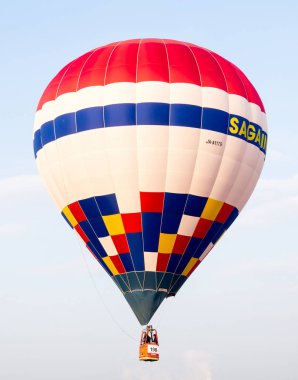 Saga, Japonya - 4 Kasım 2016: Saga Uluslararası Balon Festivali sırasında gökyüzünde uçan renkli sıcak hava balonu