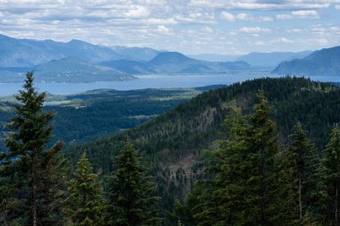 Sandpoint, Idaho yakınlarındaki dağın tepesinden Pend Oreille Gölü manzarası