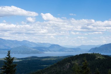 Sandpoint, Idaho yakınlarındaki dağın tepesinden Pend Oreille Gölü manzarası