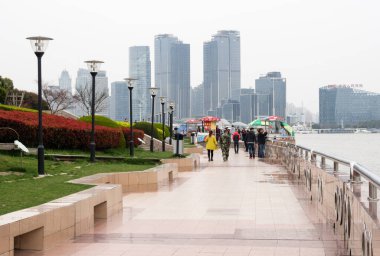 Şangay, Çin - 22 Mart 2016: Lujiazui ilçesinde Huangpu nehri boyunca yaya geçidi