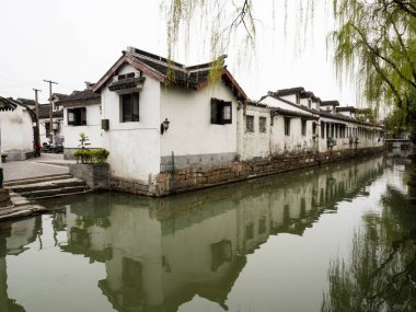 Suzhou 'daki su kanalı beyaz duvarlı evlerle dolu eski bir kasaba.