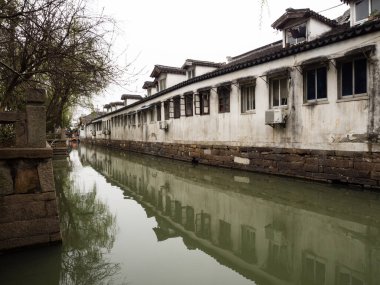 Suzhou, Çin - 23 Mart 2016: Suzhou eski kasabasındaki kanallar boyunca beyaz duvarlı evler