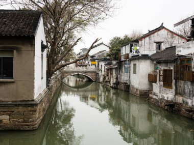 Suzhou 'daki su kanalı beyaz duvarlı evlerle dolu eski bir kasaba.