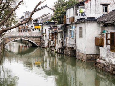 Suzhou 'daki su kanalı beyaz duvarlı evlerle dolu eski bir kasaba.