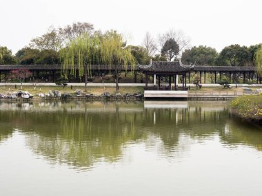 Suzhou, Çin - 21 Mart 2016: Ruiguang pagoda parkındaki klasik Çin bahçesi