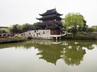 Suzhou, Çin - 21 Mart 2016: Ruiguang pagoda parkındaki klasik Çin bahçesi