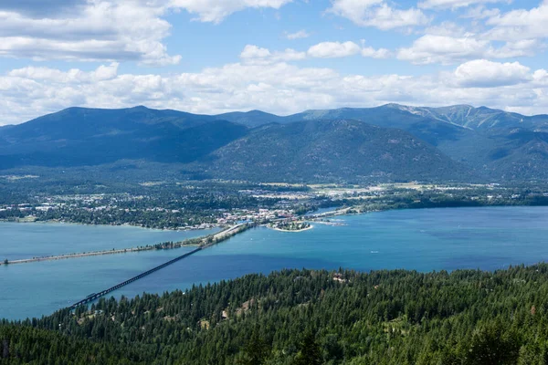 Pend Oreille Gölü ve Idaho 'nun Sandpoint kasabası dağın tepesinden görülüyor.