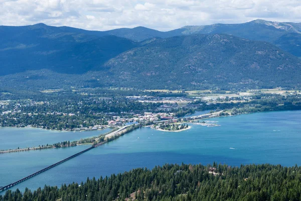 Pend Oreille Gölü ve Idaho 'nun Sandpoint kasabası dağın tepesinden görülüyor.