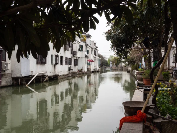 Canal Água Cidade Velha Suzhou Forrado Com Casas Muradas Brancas — Fotografia de Stock