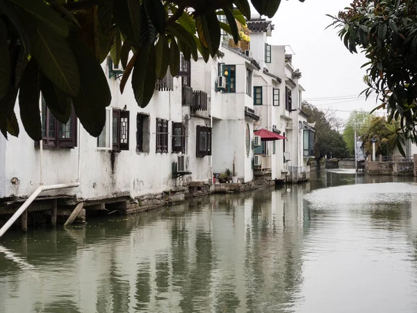 Canal Água Cidade Velha Suzhou Forrado Com Casas Muradas Brancas — Fotografia de Stock