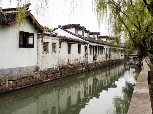 Canal Eau Dans Vieille Ville Suzhou Bordée Maisons Aux Murs — Photo