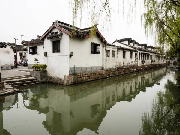 Canal Eau Dans Vieille Ville Suzhou Bordée Maisons Aux Murs — Photo