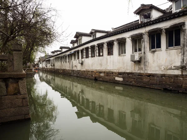 Suzhou China Março 2016 Casas Brancas Muradas Longo Dos Canais — Fotografia de Stock