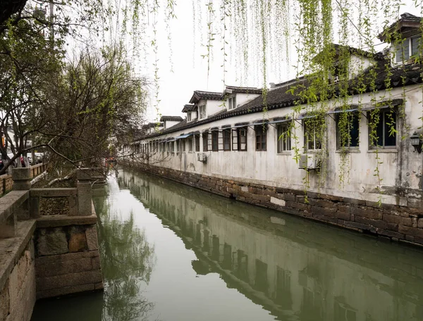 Suzhou China Março 2016 Casas Brancas Muradas Longo Dos Canais — Fotografia de Stock