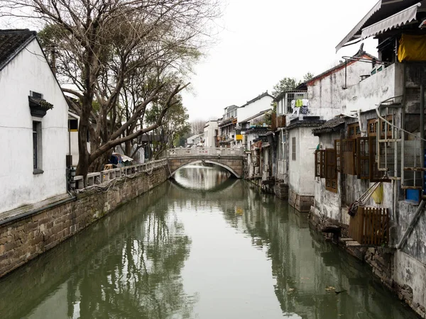 Kanał Wodny Suzhou Stare Miasto Pokryte Białymi Murami Domów — Zdjęcie stockowe