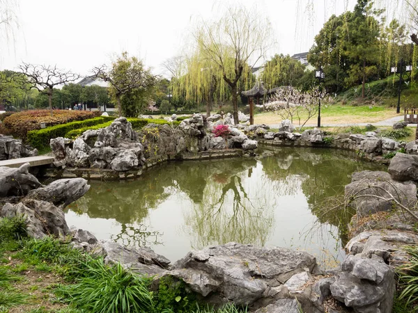 Giardino Tradizionale Cinese Con Laghetto Primavera — Foto Stock