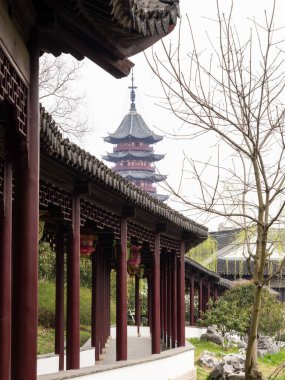 Suzhou 'daki Ruiguan Pagoda Parkı' nda Pagoda 'lı klasik Çin bahçesi.