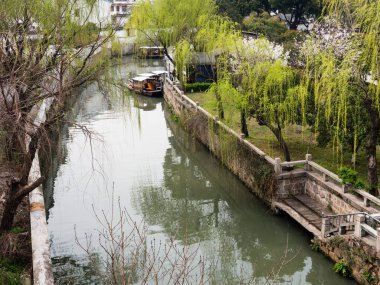 İlkbaharda Suzhou 'da su kanalı