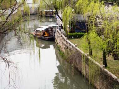 İlkbaharda Suzhou 'da su kanalı