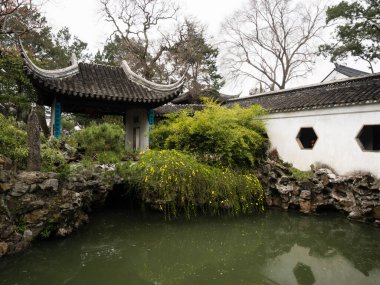 Suzhou, Çin - 23 Mart 2016: Lion Grove Garden 'da sessiz bir köşe, klasik bir Çin bahçesi ve Suzhou' daki Unesco Dünya Mirası 'nın bir parçası