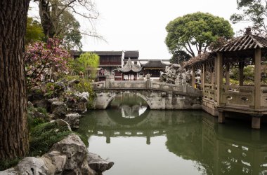 Suzhou, Çin - 23 Mart 2016: Lion Grove Garden 'da İlkbahar, klasik bir Çin bahçesi ve Suzhou' daki Unesco Dünya Mirası 'nın bir parçası