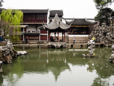 Suzhou, Çin - 23 Mart 2016: Lion Grove Garden 'da İlkbahar, klasik bir Çin bahçesi ve Suzhou' daki Unesco Dünya Mirası 'nın bir parçası