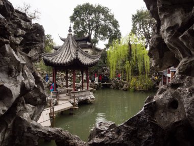 Suzhou, Çin - 23 Mart 2016: Lion Grove Garden 'da İlkbahar, klasik bir Çin bahçesi ve Suzhou' daki Unesco Dünya Mirası 'nın bir parçası
