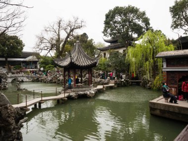 Suzhou, Çin - 23 Mart 2016: Lion Grove Garden 'da İlkbahar, klasik bir Çin bahçesi ve Suzhou' daki Unesco Dünya Mirası 'nın bir parçası