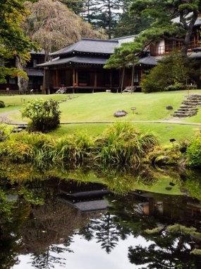 Nikko, Japonya - 23 Ekim 2016: Tamozawa İmparatorluk Villasında göleti olan geleneksel Japon peyzaj bahçesi