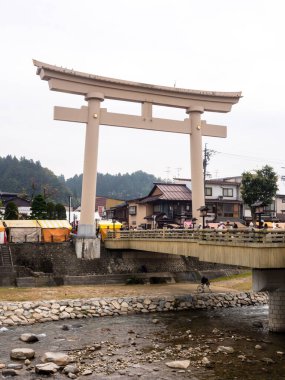 Takayama, Japonya - 10 Ekim 2015: Takayama Sonbahar Festivali 'nde Hachimangu türbesinin büyük torii kapıları