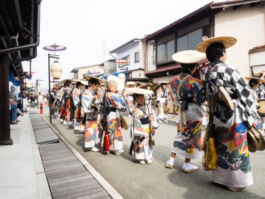 Takayama, Japonya - 10 Ekim 2015: Geleneksel kostümlü çocuklar yıllık Takayama Sonbahar Festivali geçit töreninde tarihi Takayama sokaklarında yürüyorlar