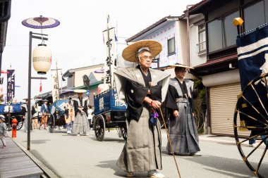Takayama, Japonya - 10 Ekim 2015: Geleneksel kostümlü yerel halk yıllık Takayama Sonbahar Festivali geçit töreninde tarihi Takayama sokaklarında yürüyüş yapıyor