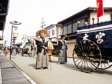 Takayama, Japonya - 10 Ekim 2015: Geleneksel kostümlü yerel halk yıllık Takayama Sonbahar Festivali geçit töreninde tarihi Takayama sokaklarında yürüyüş yapıyor