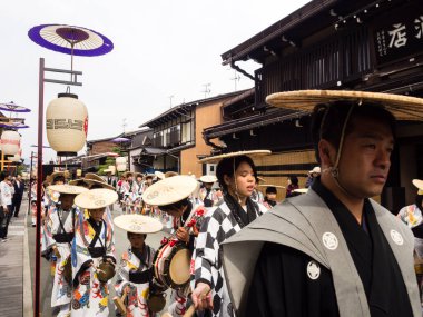 Takayama, Japonya - 10 Ekim 2015: Geleneksel kostümlü yerel halk yıllık Takayama Sonbahar Festivali geçit töreninde tarihi Takayama sokaklarında yürüyüş yapıyor