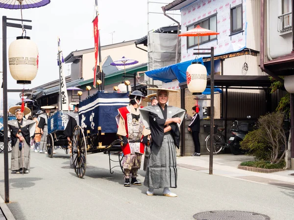 Takayama Japão Outubro 2015 Homens Locais Trajes Tradicionais Puxando Carrinhos — Fotografia de Stock