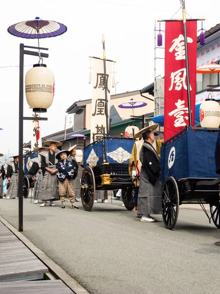 高山市 2015年10月10日 伝統衣装を着た地元の人々が毎年恒例の高山秋祭りのパレード中に歴史的な高山の街を行進 — ストック写真