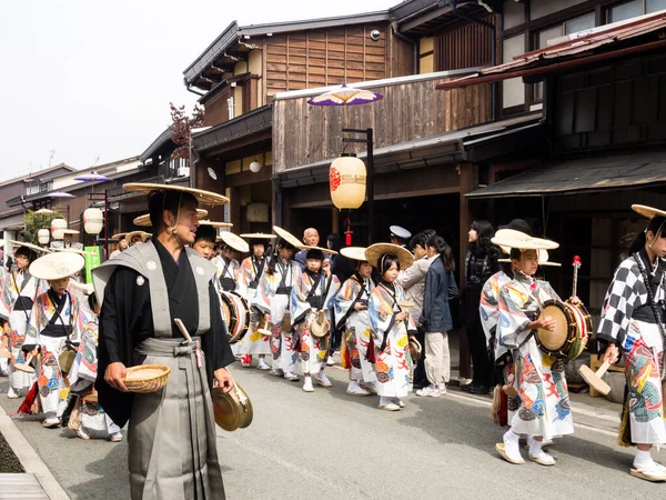 Takayama Japão Outubro 2015 Pessoas Locais Trajes Tradicionais Marchando Pelas — Fotografia de Stock