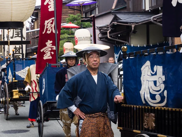 Takayama Japão Outubro 2015 Homens Locais Trajes Tradicionais Puxando Carrinhos — Fotografia de Stock