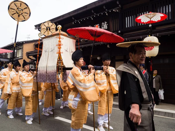 高山市 2015年10月10日 高山秋祭りのパレード中に高山旧市街の狭い通りに沿って神輿を担ぐ伝統衣装の地元の男性 — ストック写真