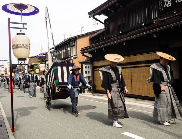 Takayama Japão Outubro 2015 Pessoas Locais Trajes Tradicionais Marchando Pelas — Fotografia de Stock