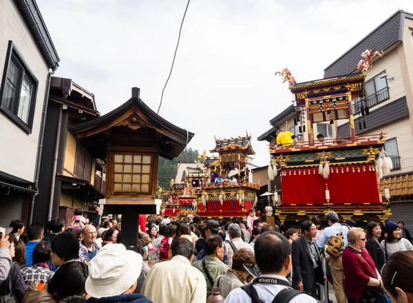 日本の高山 2015年10月9日 日本で最も有名な祭りの一つである高山秋祭りの期間中に祭りの山車の展示を見るために通りに混雑した人々 — ストック写真