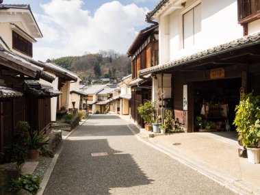 Uchiko, Japonya - 03 Mart 2013: Güneş Edo üzerinde parlayan dönem geleneksel tüccar tarihi Uchiko kasabada evler