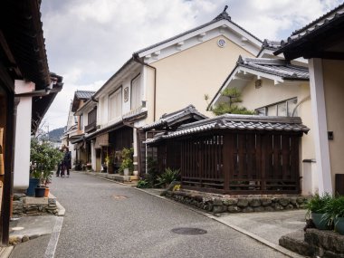 Uchiko, Japonya - 3 Mart 2013: Geleneksel Edo dönemi tarzı ticaret evleri tarihi Uchiko kasabası, Ehime ilinde