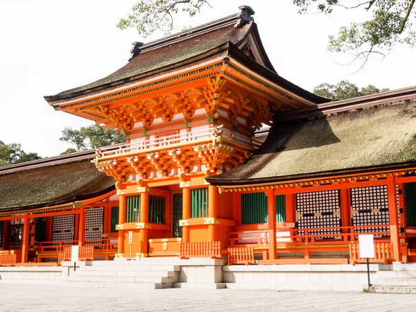 Usa, Japonya - 29 Ekim 2016: Usa Jingu 'nun parlak güneş altındaki kırmızı binaları
